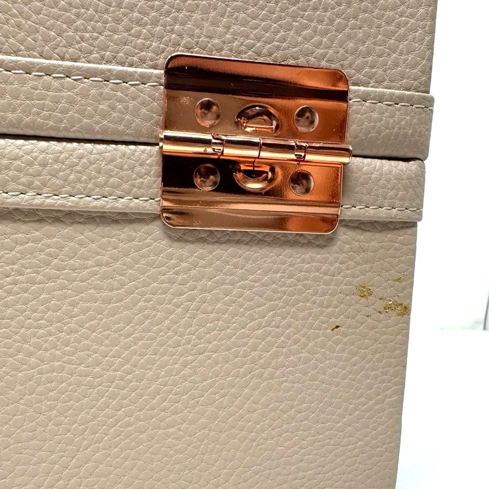 CABOODLES Lifestyle train case, NWT